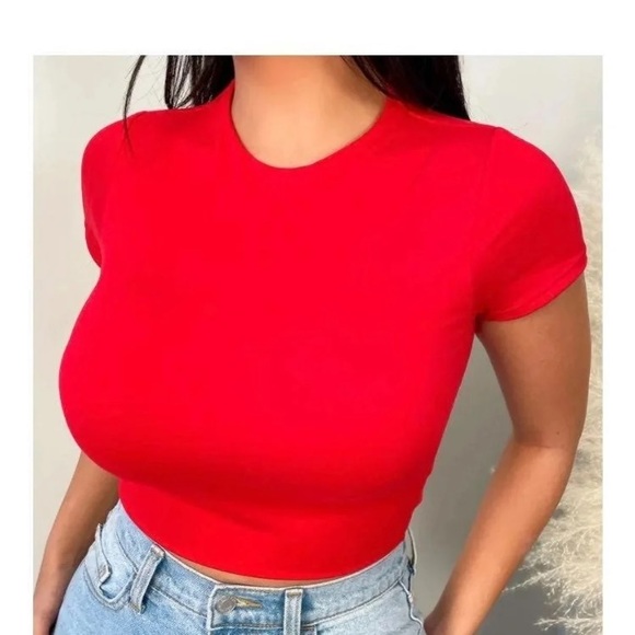 Laura’s boutique red short sleeve crop top - Picture 2 of 3